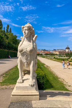 VIENNA, AUSTRIA - 18 Temmuz 2024: Belvedere Sarayı ve Viyana bahçesi 18 Temmuz 2024