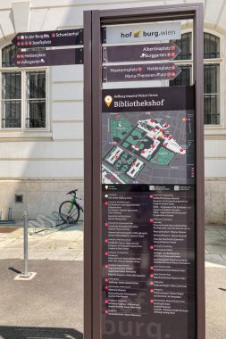 VIENNA, AUSTRIA - 18 Temmuz 2024: Viyana, Avusturya 'da papirüsü de içeren tavan freskleriyle Barok Devlet Salonu