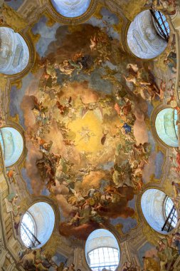 VIENNA, AUSTRIA - 18 Temmuz 2024: Viyana, Avusturya 'da papirüsü de içeren tavan freskleriyle Barok Devlet Salonu