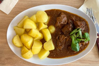 Patatesli, doyurucu bir biftek güveci