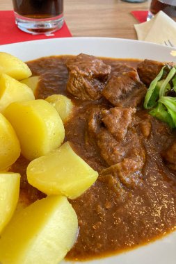 Patatesli, doyurucu bir biftek güveci