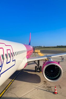 VIENNA, AUSTRIA - 21 Temmuz 2024: Düşük maliyetli Wizz Air Airbus yolcuları 21 Temmuz 2024 Viyana, Avusturya