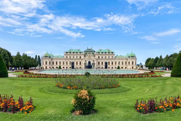 VIENNA, AUSTRIA - 18 Temmuz 2024: Belvedere Sarayı ve Viyana bahçesi 18 Temmuz 2024