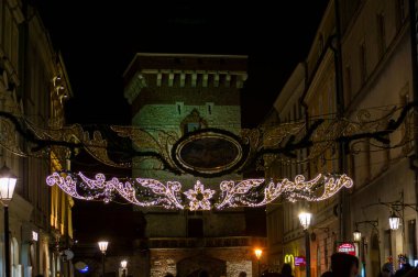 KRAKOW, POLAND - 21 Aralık 2023: Polonya 'nın Krakow kentindeki cadde ve dükkanlarda Noel süslemeleri