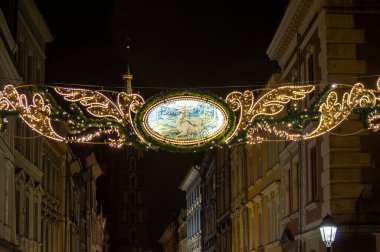 KRAKOW, POLAND - 21 Aralık 2023: Polonya 'nın Krakow kentindeki cadde ve dükkanlarda Noel süslemeleri