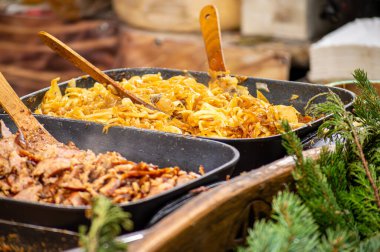 Polonya, Krakow 'daki Noel pazarında lezzetli yemekler.