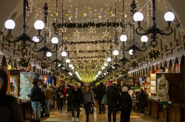 KRAKOW, POLAND - 21 Aralık 2023: Polonya 'nın Krakow kentindeki cadde ve dükkanlarda Noel süslemeleri