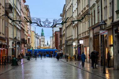 KRAKOW, POLAND - 21 Aralık 2023: 21 Aralık 2023 'te Polonya' nın Krakow kentindeki eski kasabada yürüyüş