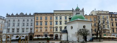 KRAKOW, POLAND - 21 Aralık 2023: 21 Aralık 2023 'te Polonya' nın Krakow kentindeki eski kasabada yürüyüş