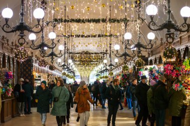 KRAKOW, POLAND - 21 Aralık 2023: Krakow, Polonya 'da Noel pazarı 21 Aralık 2023