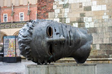 KRAKOW, POLAND - 21 Aralık 2023: Eros Bendato heykeli 21 Aralık 2023 'te Polonya' nın Krakow kentinde