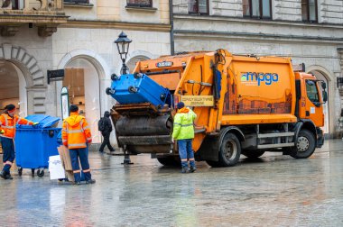 KRAKOW, POLAND - 21 Aralık 2023: Polonya 'nın Krakow kentindeki çöp kamyonu