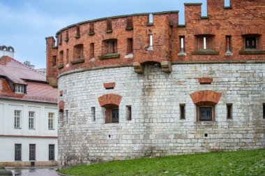 KRAKOW, POLAND - 21 Aralık 2023: Wawel Hill 'deki Wawel Royal kalesi, Kral III. Casimir' in emriyle 21 Aralık 2023 'te Polonya' nın başkenti Krakow 'da kuruldu.