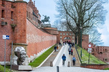 KRAKOW, POLAND - 21 Aralık 2023: Wawel Hill 'deki Wawel Royal kalesi, Kral III. Casimir' in emriyle 21 Aralık 2023 'te Polonya' nın başkenti Krakow 'da kuruldu.