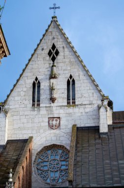 KRAKOW, POLAND - 21 Aralık 2023: Wawel Hill 'deki Wawel Royal kalesi, Kral III. Casimir' in emriyle 21 Aralık 2023 'te Polonya' nın başkenti Krakow 'da kuruldu.