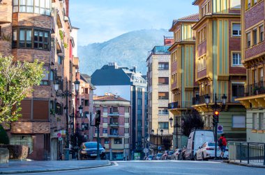 Oviedo, İspanya - 16 Eylül 2024: Oviedo, İspanya 'da tarihi bir kasabada yürüyüş