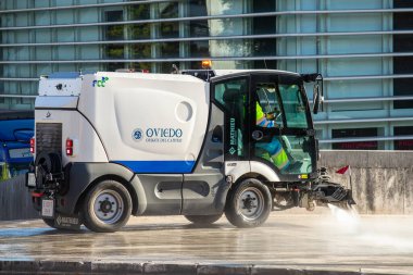 OVIEDO, İspanya - 16 Eylül 2024: Oviedo, İspanya 'daki yaya geçidinde temizlik makinesi