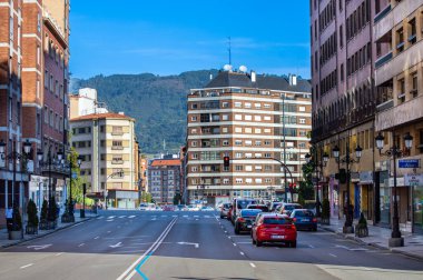 Oviedo, İspanya - 16 Eylül 2024: Oviedo, İspanya 'da tarihi bir kasabada yürüyüş