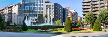 Oviedo, İspanya - 16 Eylül 2024: Oviedo, İspanya 'da tarihi bir kasabada yürüyüş