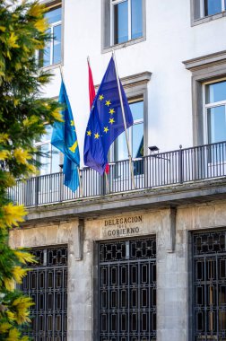 Oviedo, İspanya - 16 Eylül 2024: Oviedo, İspanya 'da tarihi bir kasabada yürüyüş