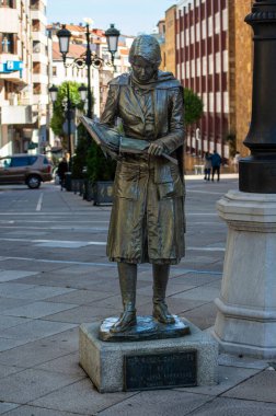 Oviedo, İspanya - 16 Eylül 2024: Oviedo, İspanya 'da tarihi bir kasabada yürüyüş