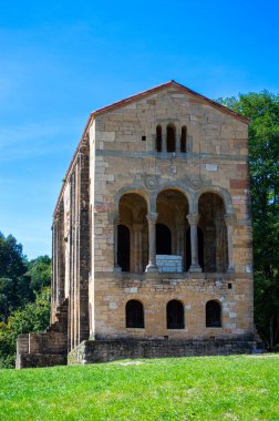 OVIEDO, İspanya - 16 Eylül 2024: Oviedo, İspanya 'daki Santa Maria del Naranco Katolik Tapınağı