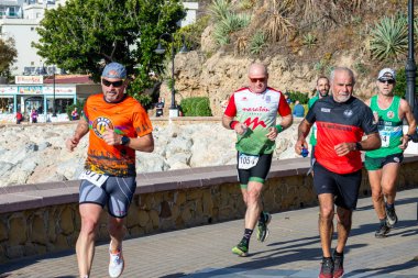 TORREMOLINOS, SPAIN - 4 Şubat 2024: Torremolinos, İspanya 'da Maraton de Torremolinos' un yarısında koşucular