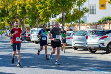 TORREMOLINOS, SPAIN - 4 Şubat 2024: Torremolinos, İspanya 'da Maraton de Torremolinos' un yarısında koşucular