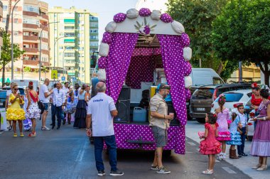 TORREMOLINOS, SPAIN - 24 Eylül 2023: 24 Eylül 2023 tarihinde İspanya 'nın Torremolinos kentindeki fuarın ilk günü olarak geleneksel San Miguel Romeria (Romeria de San Miguel) festivalinde hacılar