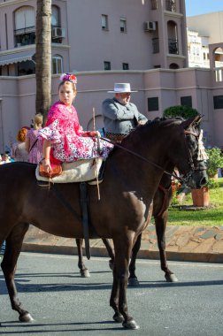 TORREMOLINOS, SPAIN - 24 Eylül 2023: 24 Eylül 2023 tarihinde İspanya 'nın Torremolinos kentindeki fuarın ilk günü olarak geleneksel San Miguel Romeria (Romeria de San Miguel) festivalinde hacılar