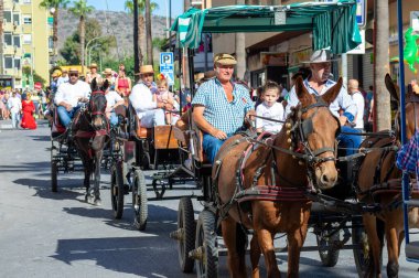 TORREMOLINOS, SPAIN - 24 Eylül 2023: 24 Eylül 2023 tarihinde İspanya 'nın Torremolinos kentindeki fuarın ilk günü olarak geleneksel San Miguel Romeria (Romeria de San Miguel) festivalinde hacılar
