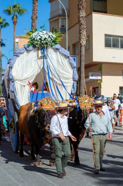 TORREMOLINOS, SPAIN - 24 Eylül 2023: 24 Eylül 2023 tarihinde İspanya 'nın Torremolinos kentindeki fuarın ilk günü olarak geleneksel San Miguel Romeria (Romeria de San Miguel) festivalinde hacılar