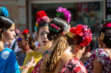 TORREMOLINOS, SPAIN - 24 Eylül 2023: 24 Eylül 2023 tarihinde İspanya 'nın Torremolinos kentindeki fuarın ilk günü olarak geleneksel San Miguel Romeria (Romeria de San Miguel) festivalinde hacılar