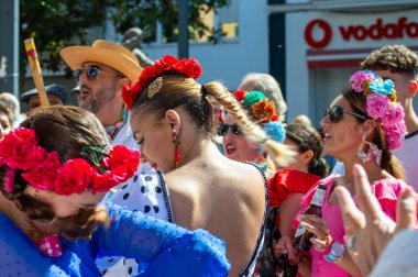 TORREMOLINOS, SPAIN - 24 Eylül 2023: 24 Eylül 2023 tarihinde İspanya 'nın Torremolinos kentindeki fuarın ilk günü olarak geleneksel San Miguel Romeria (Romeria de San Miguel) festivalinde hacılar