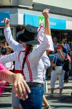 TORREMOLINOS, SPAIN - 24 Eylül 2023: 24 Eylül 2023 tarihinde İspanya 'nın Torremolinos kentindeki fuarın ilk günü olarak geleneksel San Miguel Romeria (Romeria de San Miguel) festivalinde hacılar