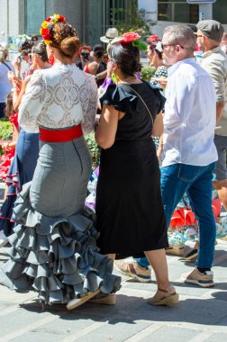 TORREMOLINOS, SPAIN - 24 Eylül 2023: 24 Eylül 2023 tarihinde İspanya 'nın Torremolinos kentindeki fuarın ilk günü olarak geleneksel San Miguel Romeria (Romeria de San Miguel) festivalinde hacılar