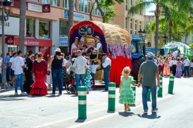 TORREMOLINOS, SPAIN - 24 Eylül 2023: 24 Eylül 2023 tarihinde İspanya 'nın Torremolinos kentindeki fuarın ilk günü olarak geleneksel San Miguel Romeria (Romeria de San Miguel) festivalinde hacılar
