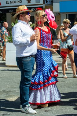 TORREMOLINOS, SPAIN - 24 Eylül 2023: 24 Eylül 2023 tarihinde İspanya 'nın Torremolinos kentindeki fuarın ilk günü olarak geleneksel San Miguel Romeria (Romeria de San Miguel) festivalinde hacılar