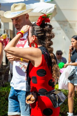TORREMOLINOS, SPAIN - 24 Eylül 2023: 24 Eylül 2023 tarihinde İspanya 'nın Torremolinos kentindeki fuarın ilk günü olarak geleneksel San Miguel Romeria (Romeria de San Miguel) festivalinde hacılar