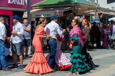 TORREMOLINOS, SPAIN - 24 Eylül 2023: 24 Eylül 2023 tarihinde İspanya 'nın Torremolinos kentindeki fuarın ilk günü olarak geleneksel San Miguel Romeria (Romeria de San Miguel) festivalinde hacılar