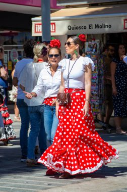 TORREMOLINOS, SPAIN - 24 Eylül 2023: 24 Eylül 2023 tarihinde İspanya 'nın Torremolinos kentindeki fuarın ilk günü olarak geleneksel San Miguel Romeria (Romeria de San Miguel) festivalinde hacılar