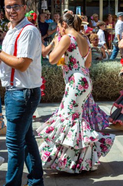 TORREMOLINOS, SPAIN - 24 Eylül 2023: 24 Eylül 2023 tarihinde İspanya 'nın Torremolinos kentindeki fuarın ilk günü olarak geleneksel San Miguel Romeria (Romeria de San Miguel) festivalinde hacılar