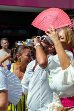 TORREMOLINOS, SPAIN - 24 Eylül 2023: 24 Eylül 2023 tarihinde İspanya 'nın Torremolinos kentindeki fuarın ilk günü olarak geleneksel San Miguel Romeria (Romeria de San Miguel) festivalinde hacılar