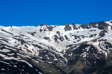 Karlı dağların panoramik manzarası bahar mevsiminde Mulhacen tepesine yürüyüş parkurunda, Sierra Nevada, Endülüs, İspanya