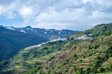Karlı dağların panoramik manzarası bahar mevsiminde Mulhacen tepesine yürüyüş parkurunda, Sierra Nevada, Endülüs, İspanya