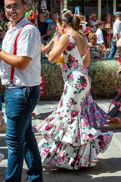 TORREMOLINOS, SPAIN - 24 Eylül 2023: 24 Eylül 2023 tarihinde İspanya 'nın Torremolinos kentindeki fuarın ilk günü olarak geleneksel San Miguel Romeria (Romeria de San Miguel) festivalinde hacılar