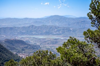 Maroma Tepesi, Sierra Tejeda, İspanya 'ya yürüyüş parkurunun panoramik görüntüsü 