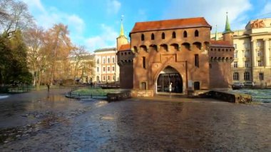 KRAKOW, POLAND - 21 Aralık 2023: Barbican, Polonya 'nın Krakow şehrinde 1490' lardan kalma savunma kapısı.