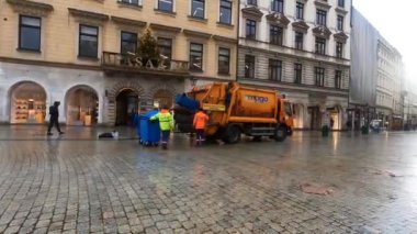KRAKOW, POLAND - 21 Aralık 2023: Polonya 'nın Krakow kentindeki çöp kamyonu
