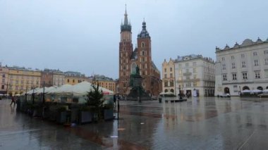 KRAKOW, POLAND - 21 Aralık 2023: Krakow, Polonya 'da Aziz Marys Bazilikası